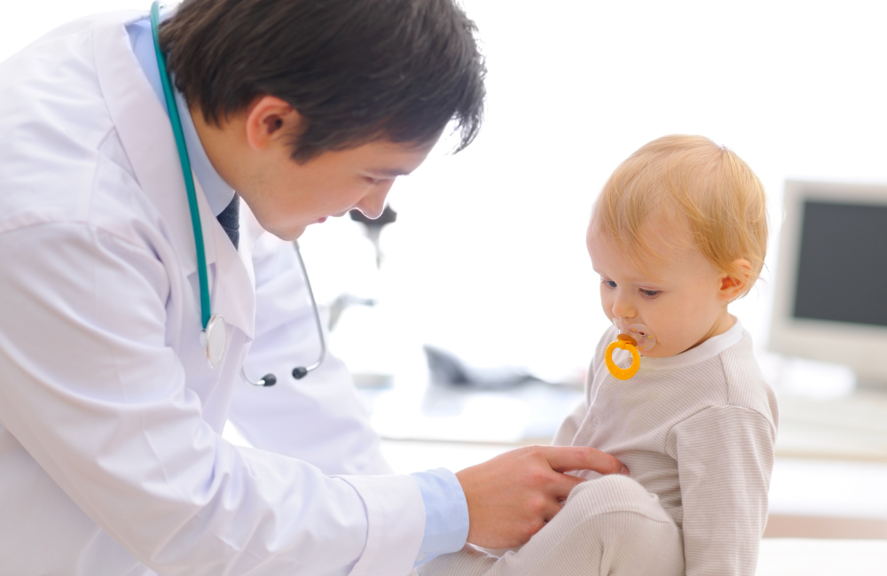 Criança em consulta com infectologista pediátrico