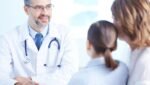 Médico examinando uma criança para identificar sinais de infecção.