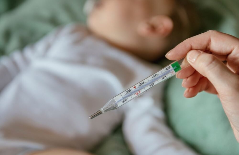 Criança com febre que foi avaliada por infectologista pediatra