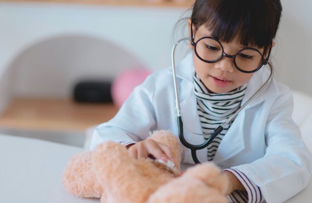 Consulta brincando de médico infectologista pediátrico