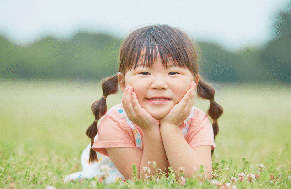 Criança sorrindo após consulta com infectologista pediátrico, representando saúde e imunidade infantil.