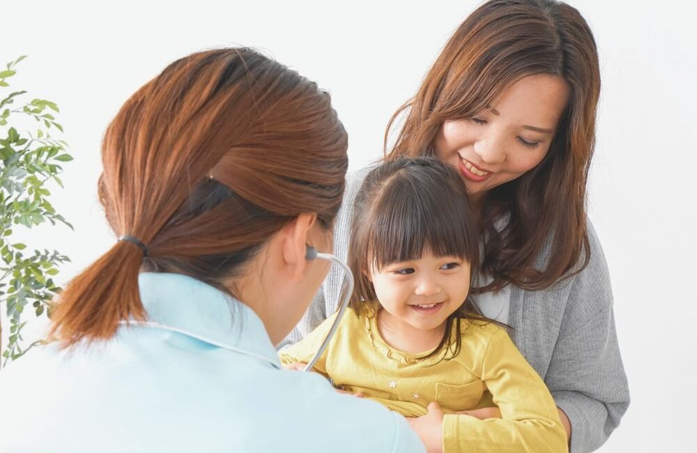 Criança em consulta com infectologista pediátrico em Campo Belo após internação hospitalar.