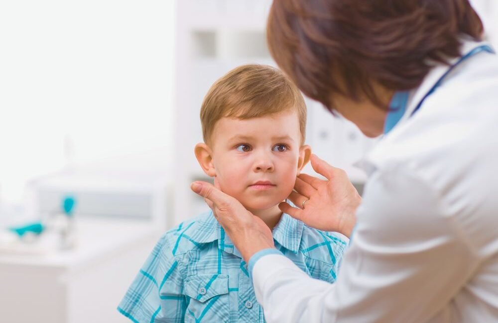 criança em consulta tranquila com médico.