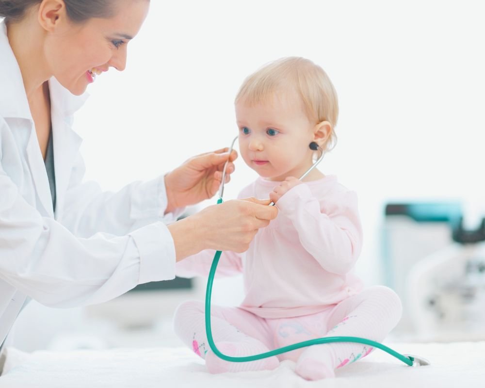 O infectologista pediátrico também realiza consulta pediátrica? Entenda como esse cuidado integrado beneficia seu filho